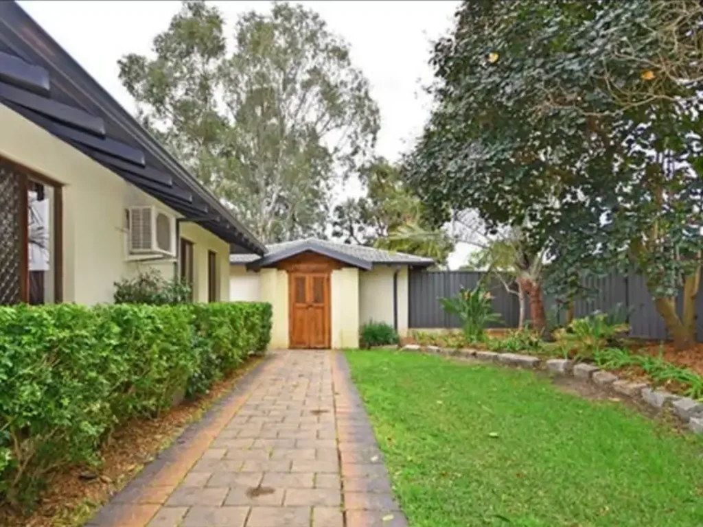 Herne Hill 4房  Offers from mid $1 million.
752 Great Northern Highway Herne Hill 6056
 4 x 2  house on 2025m2   ( zoned - village )