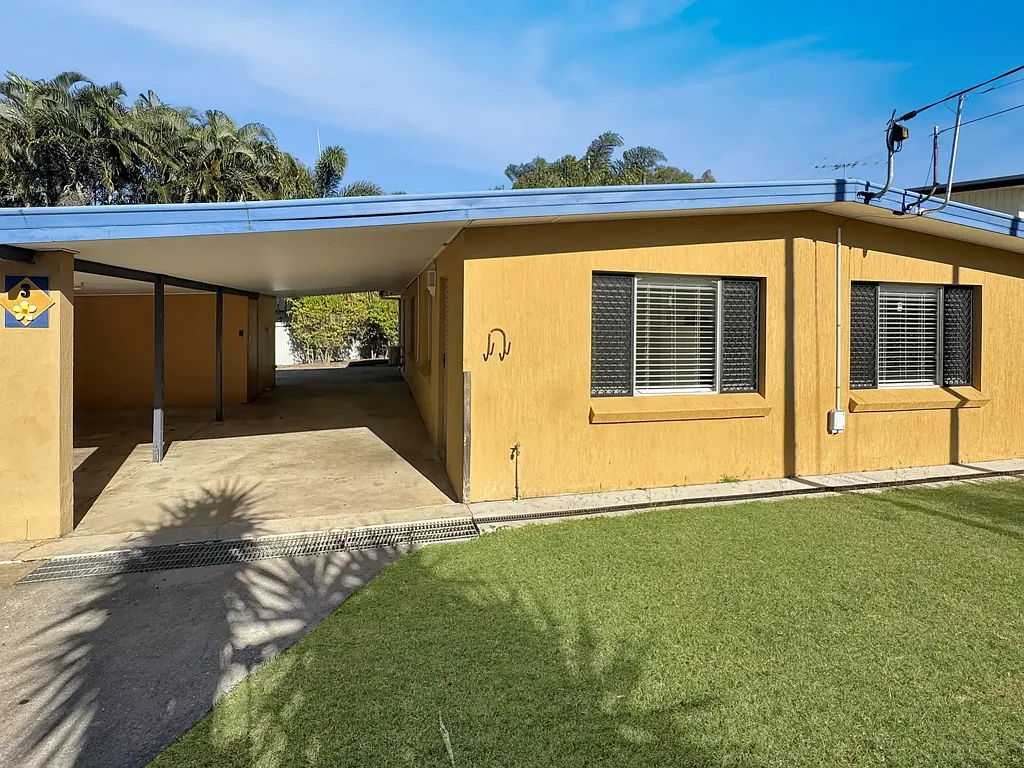 AIR CONDITIONED LOW SET HOME!