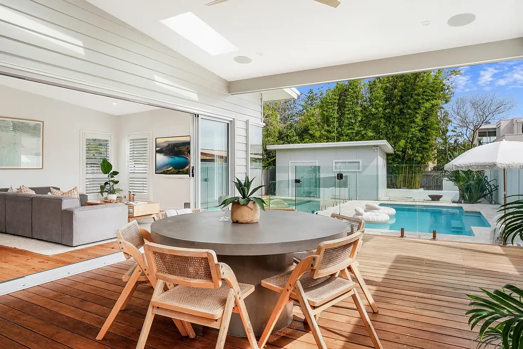 Thirroul 4房 Thirroul海滨瑰宝 多卧起居空间 自然光线充盈 宽敞户外娱乐 便捷生活配套 快速抵达海岸 Seaside Residence in Thriving Thirroul.