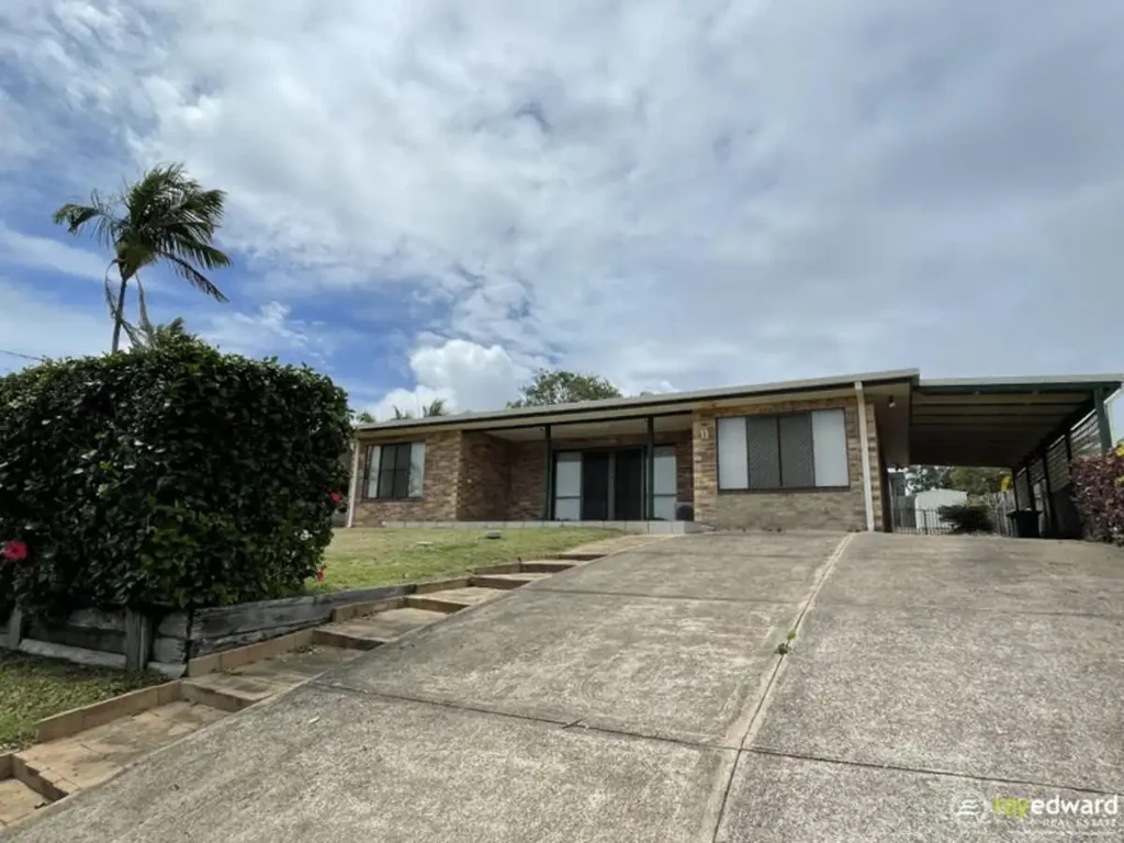 ELEVATED HOME - WALK TO BEACH / SHOPS