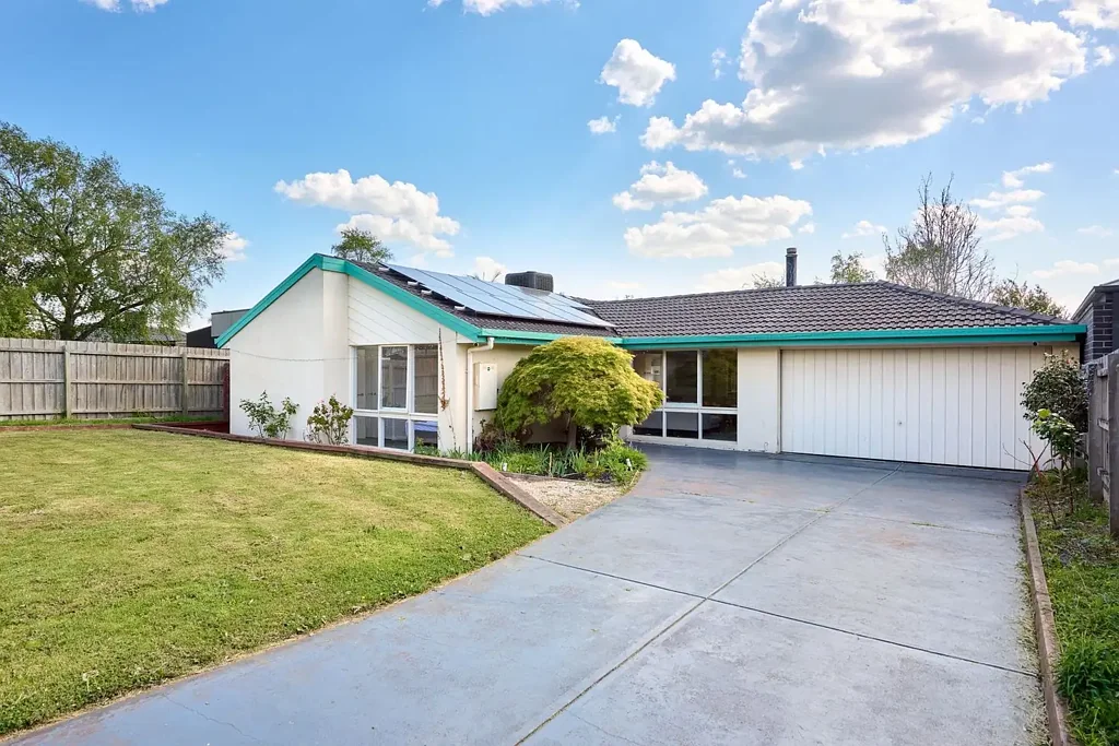 Walking Distance to Schools, Medical Centre & Local Amenities!!