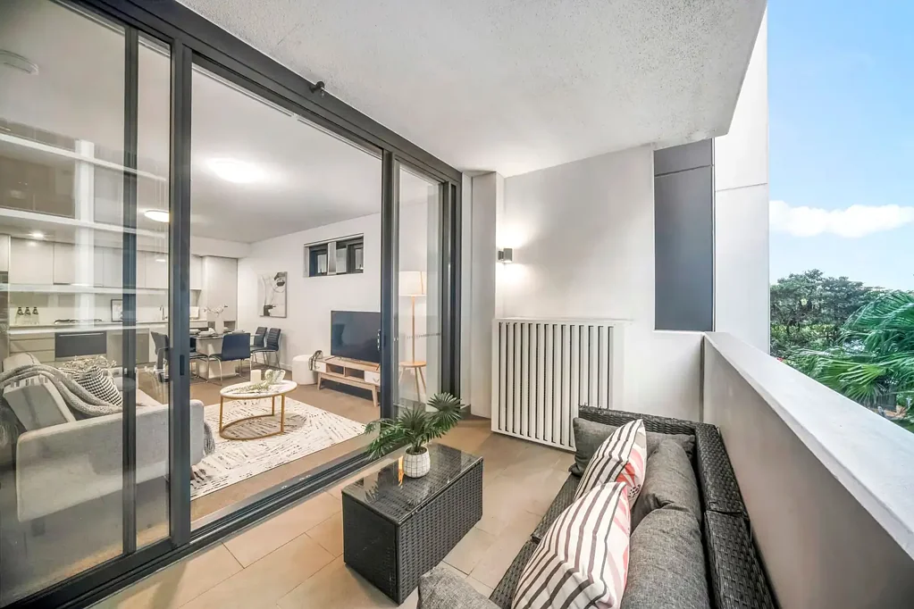 Wolli Creek 2房 现代两居室公寓 全品质装修 现代厨房石材台面 开放式客厅阳台 自然光线充沛 现代卫生间高品质装修 内部洗衣房烘干机 设施齐全安全停车 Two Bedroom Apartment In The Heart Of Wolli Creek