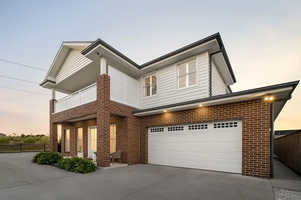 Gledswood Hills 4침실 A Family Home of Distinction with Elegant Interiors and Sparkling Pool.