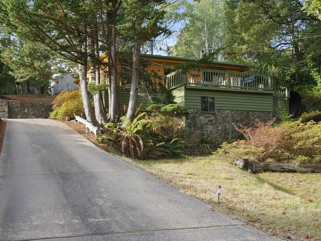 Sawmill Settlement 3 Bedroom 'Hide-Away' in your own sub-alpine retreat amongst the trees!