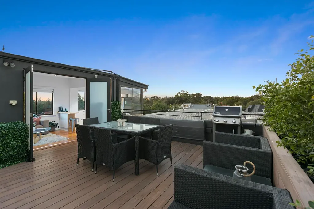 St Kilda 1房 屋顶全景花园 现代厨房 翻新浴室 对讲机入口 分体冷暖 稀有社区屋顶 邻近海滩商圈 蓝筹生活地 Sunsets on the Roof Top!