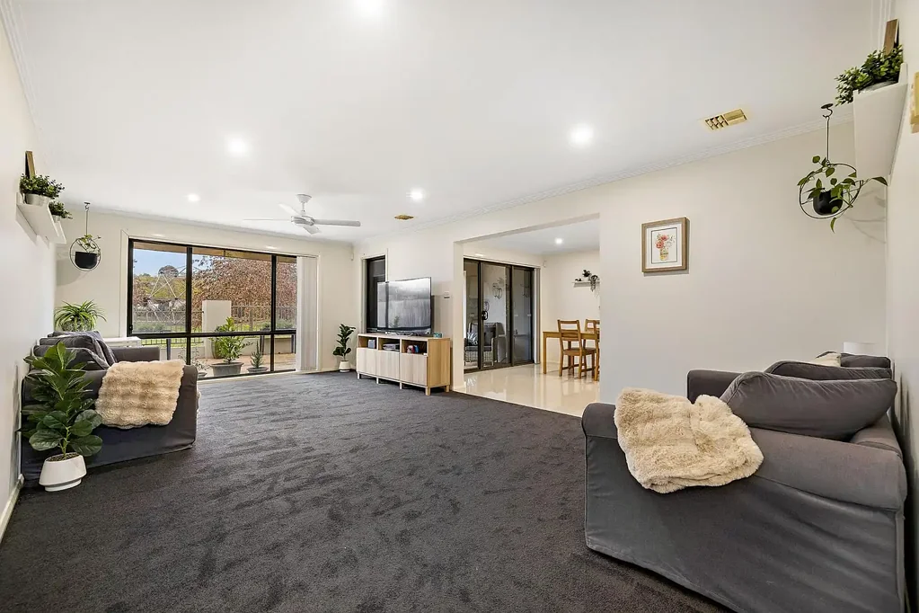 Bonython 3Phòng ngủ Spacious, Light-Filled Townhouse, Backing Parkland