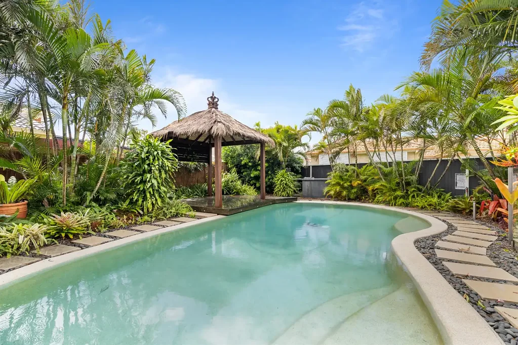 Pelican Waters 4ห้องนอน SPACIOUS ENTERTAINER WITH POOL, TRIPLE GARAGE & DUAL ACCESS