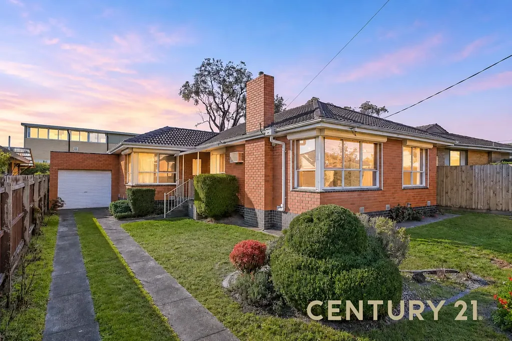 Noble Park 3房  Timeless Charm, Exceptional Care and Endless Potential on 534m² (Approx.)