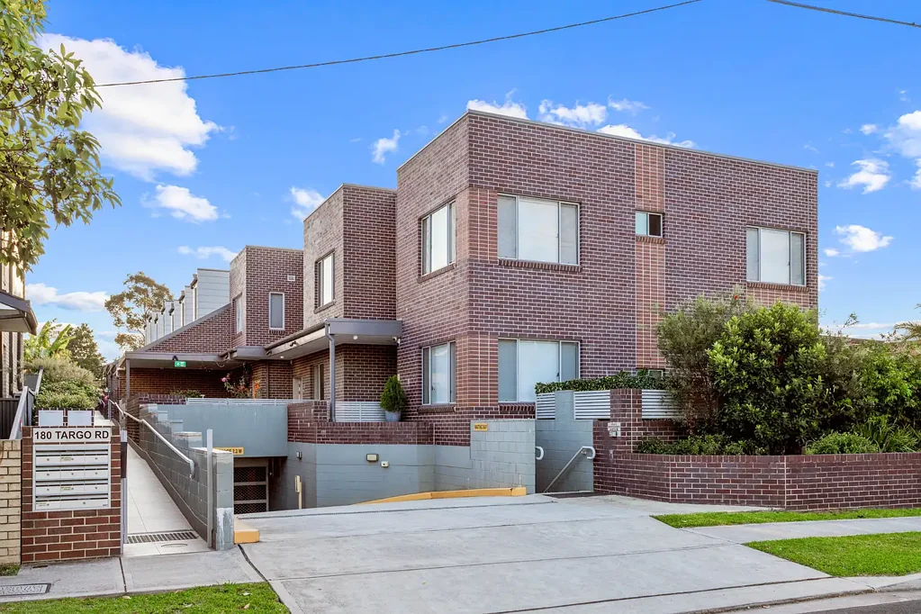 2/180 Targo Road, Girraween, NSW 2145