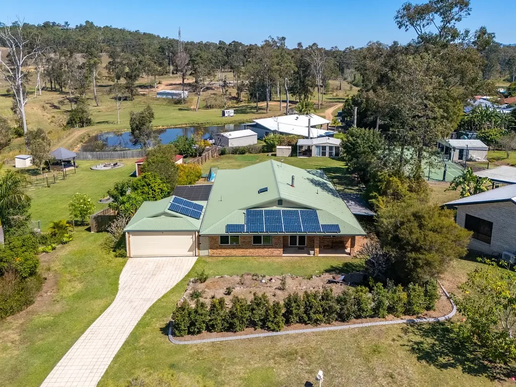 Southside 4 Bedroom Family Haven with Pool & Solar in Southside