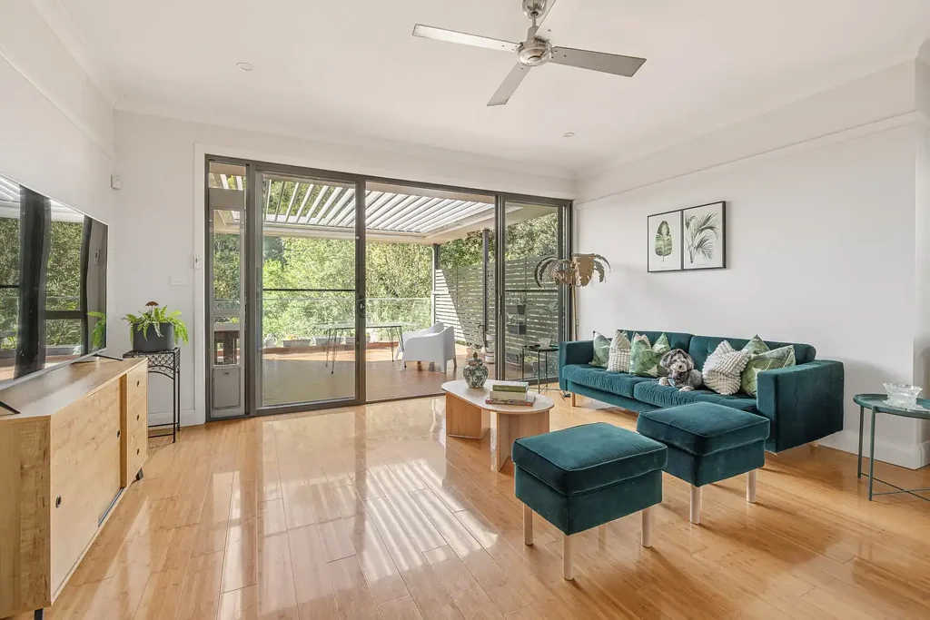 Gladesville 5房 公园环境朝北 480平地块 305平内部空间 私密绿色叶景 闸门通保留地 高天窗自然光 四卧书房 石岛厨房 双烤箱 不锈钢电器 燃气烹饪 遮盖户外区 阳光花园 燃气壁炉木地板 宏伟主卧步入式衣帽间 套间浴室 双车库遮盖入口 宁静近村生活 North-facing family home and bushland retreat