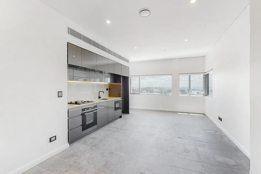 High Level One Bedroom + Study Residence Opposite Redfern Train Station - TNT