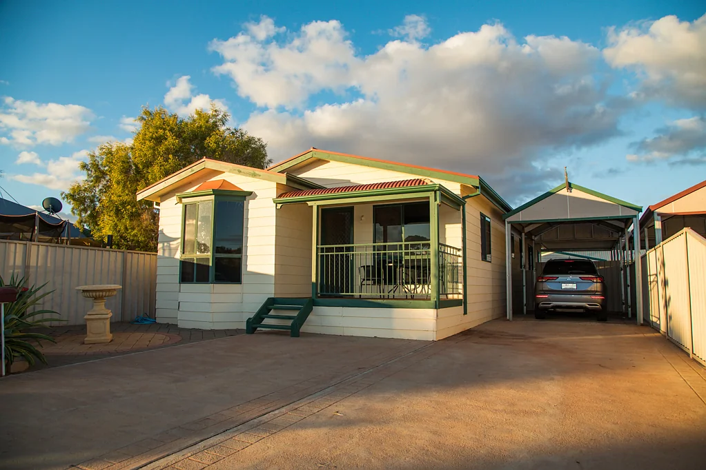 Roxby Downs 8ห้องนอน 2 x 4-bedroom homes side by side on separate Titles bringing in FANTASTIC RETURNS $$$$