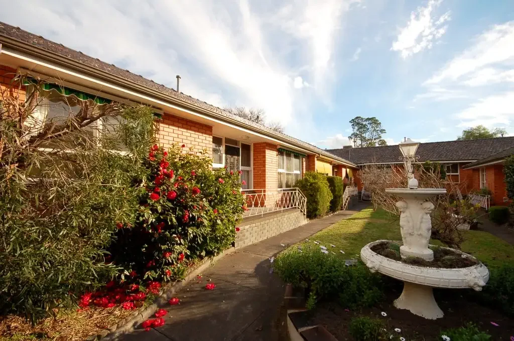 Unit in Prime location in well maintained block with 2 garages!