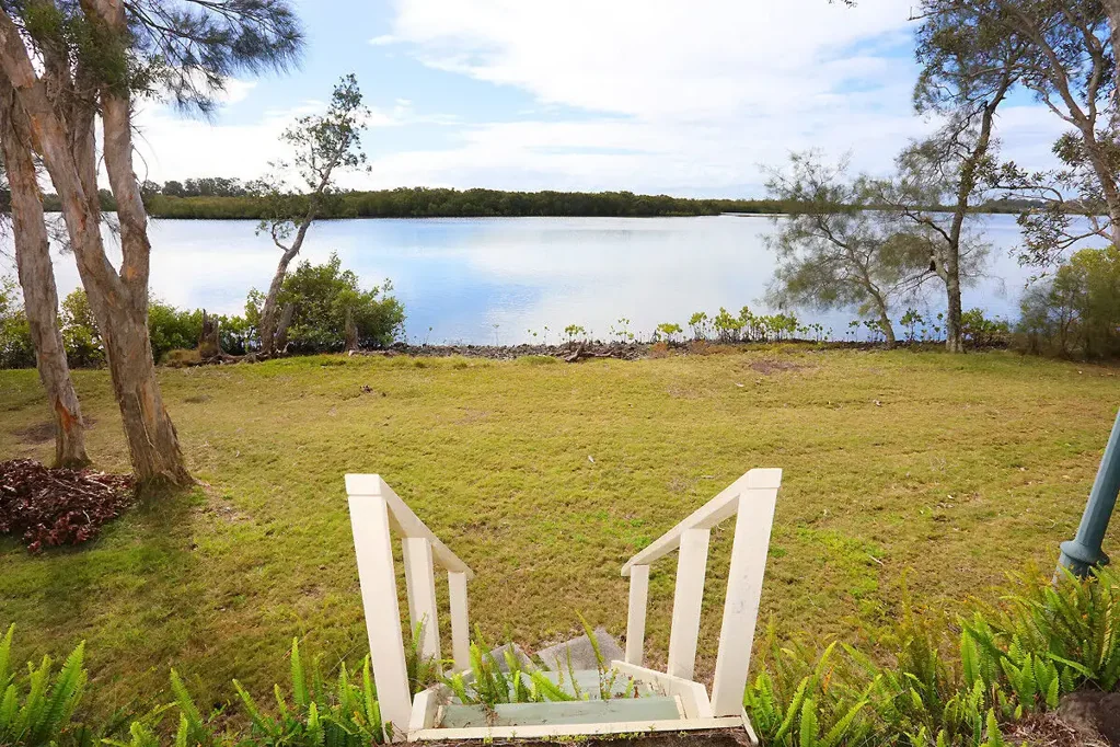 Coombabah 4房  Your Coombabah Water View Escape — Potential-packed, Peaceful & Newly Painted Exterior + Roof