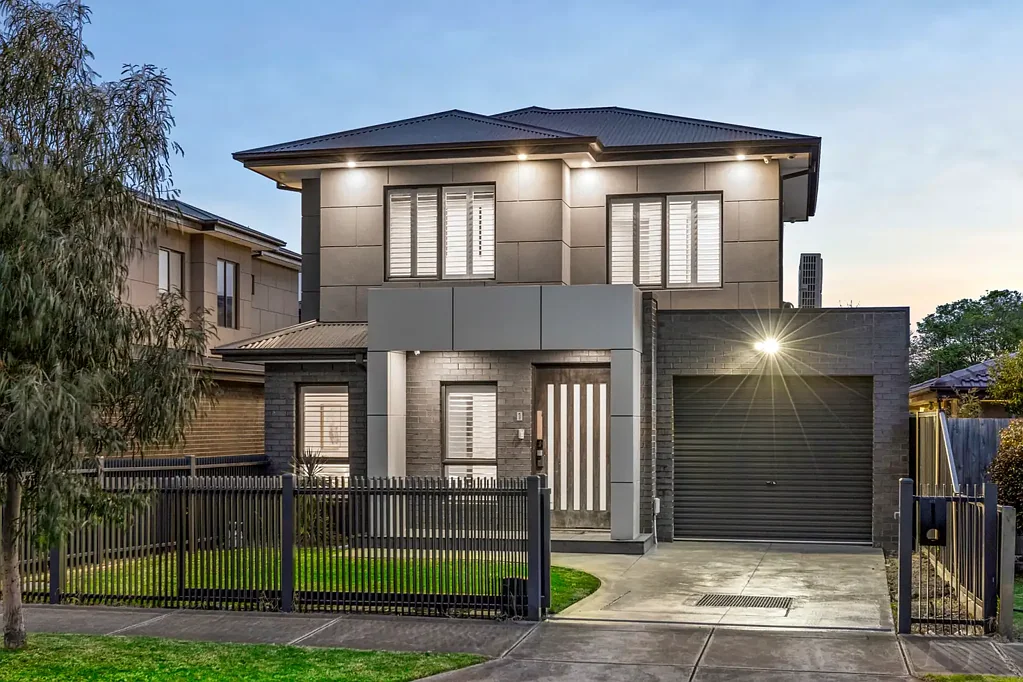 Glenroy 4 Slaapkamer Modern Elegance Meets Family Comfort