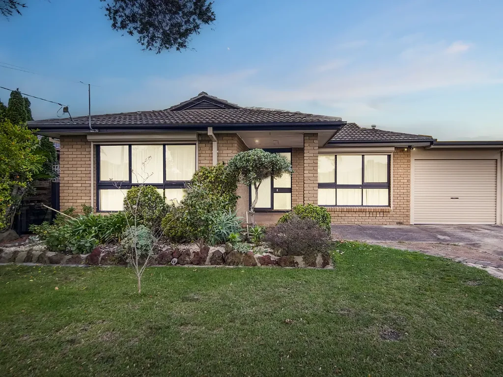 Noble Park 3房  Spacious Courtside Classic with Endless Potential