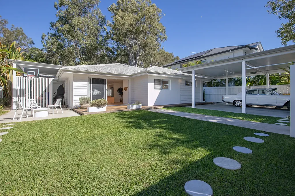 Burleigh Waters 4房  Where Coastal Living Meets Leafy Seclusion