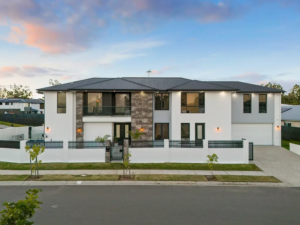 Hillcrest 5 Bedroom Near-new architectural masterpiece in the exclusive Grandview Estate