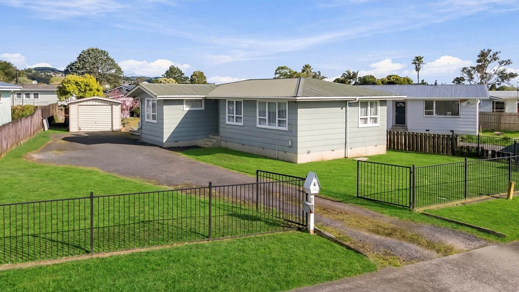 Papakura 3कमरा OPPORTUNITY KNOCKS – 718m² FREEHOLD LAND!