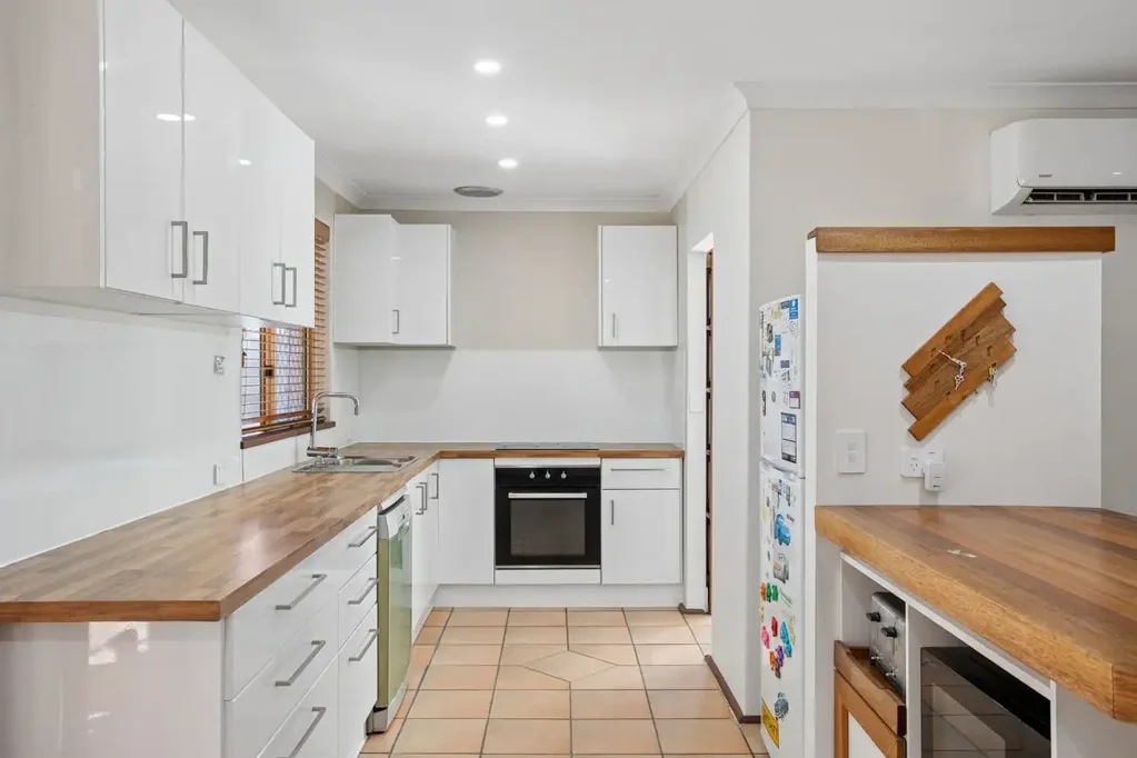 Merriwa 4 Slaapkamer Renovated Home with Powered Workshop & Home Office with side access