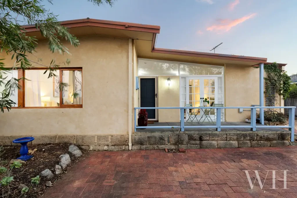 Beaconsfield 2Moenga Serene Coastal Hideaway with Dual Offering