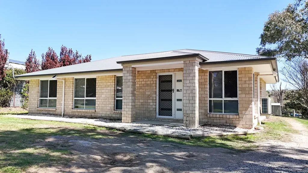 Tenterfield 3房  Investor or Family Appeal on a Generous Block