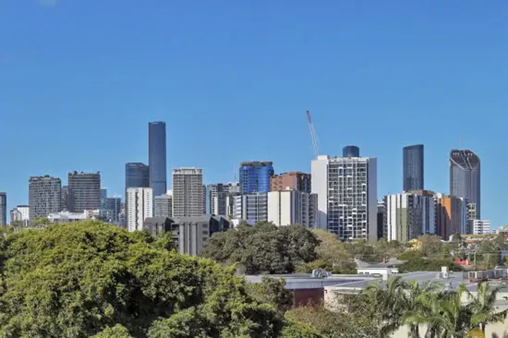 West End 2房  Chic 2-Bedroom Apartment with Uninterrupted City Views