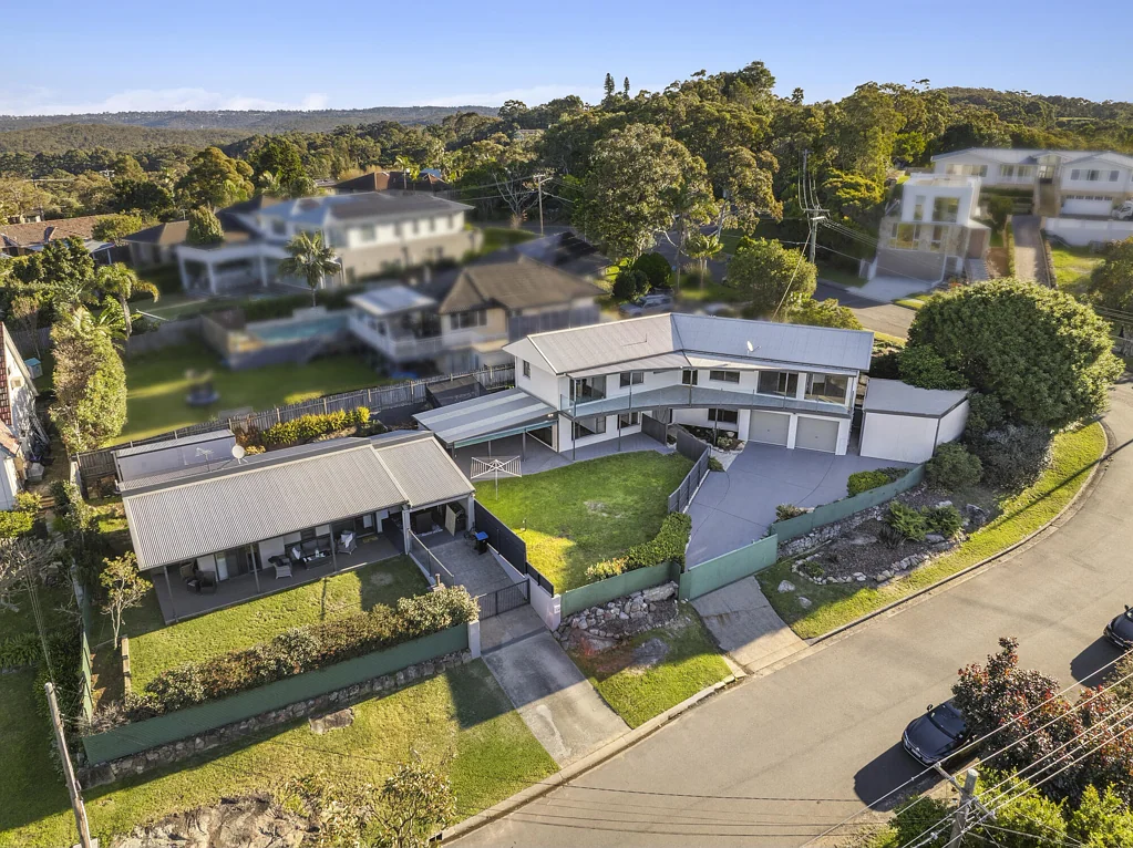 Elanora Heights 7房 双砖主屋 海景露台 独立小屋 双车库 双街地址 私密草坪 中心地段 95 Elanora Road & 2a The Greenway, Elanora Heights