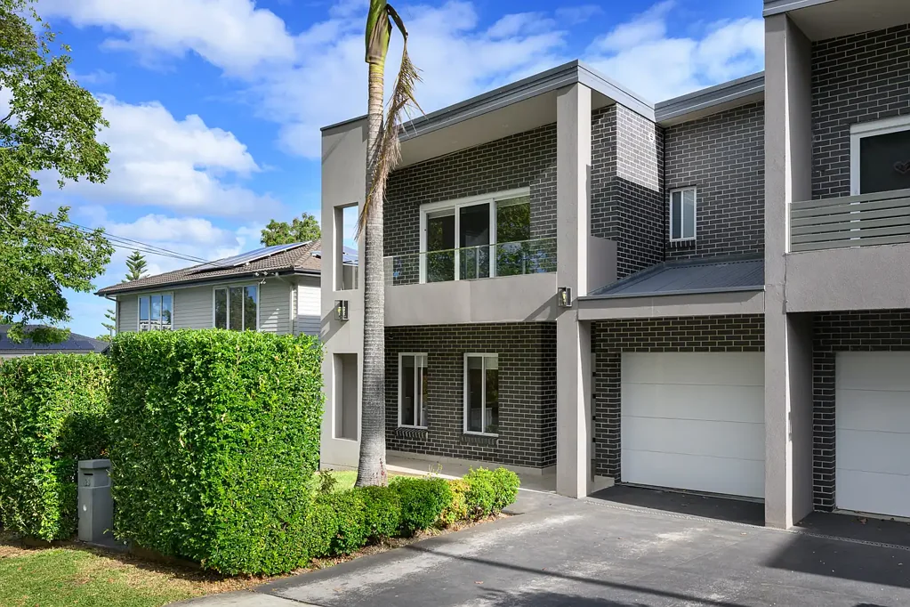 North Ryde 4房 建筑师设计联排别墅 便捷交通 无钥匙进入 Miele厨房 露台户外厨房 北向阳台 城市天际线 Architect-Designed for Effortless Family Living in a Quiet, Ultra-Connected Setting