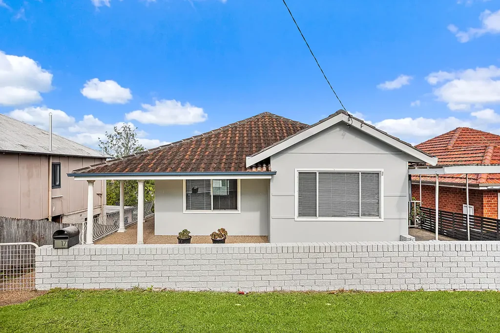 West Wollongong 3房 三卧宽敞土地 抛光木地板 柔和自然光 freshly painted 内部 翻新浴室 气动厨房 街道吸引力 大花园 Move-In Ready Home
