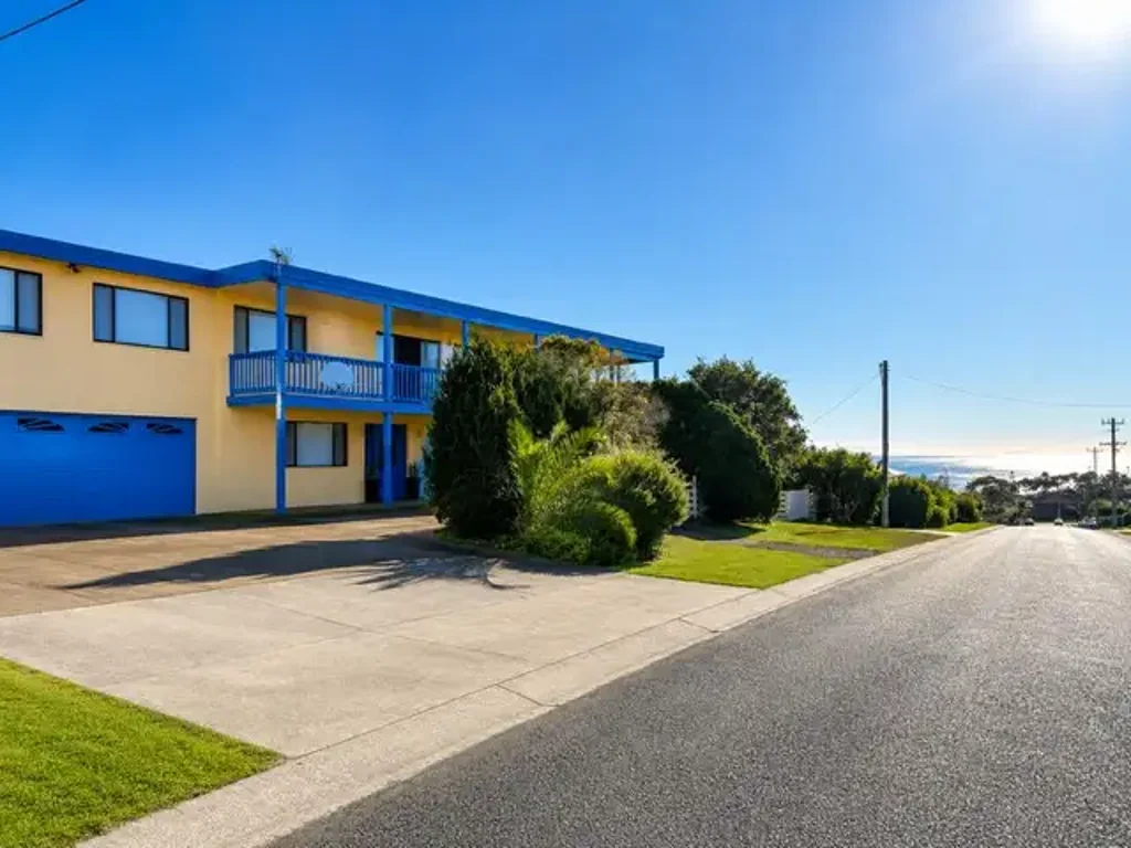 Spacious with breathtaking Beach Views – The Ultimate Family Haven