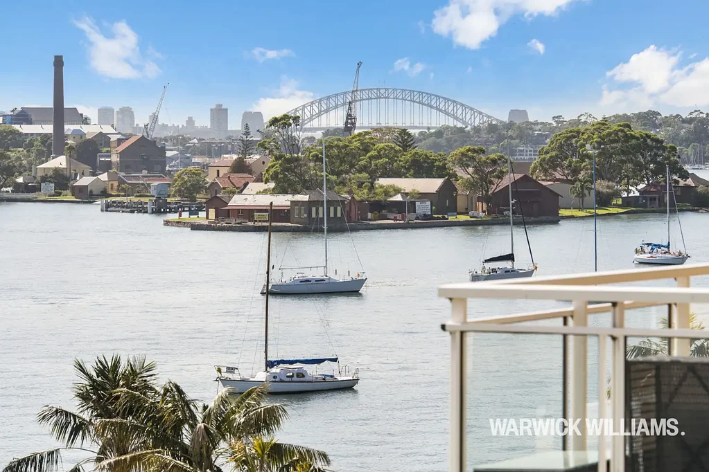 STUNNING VIEWS - ABSOLUTE WATERFRONT COMPLEX