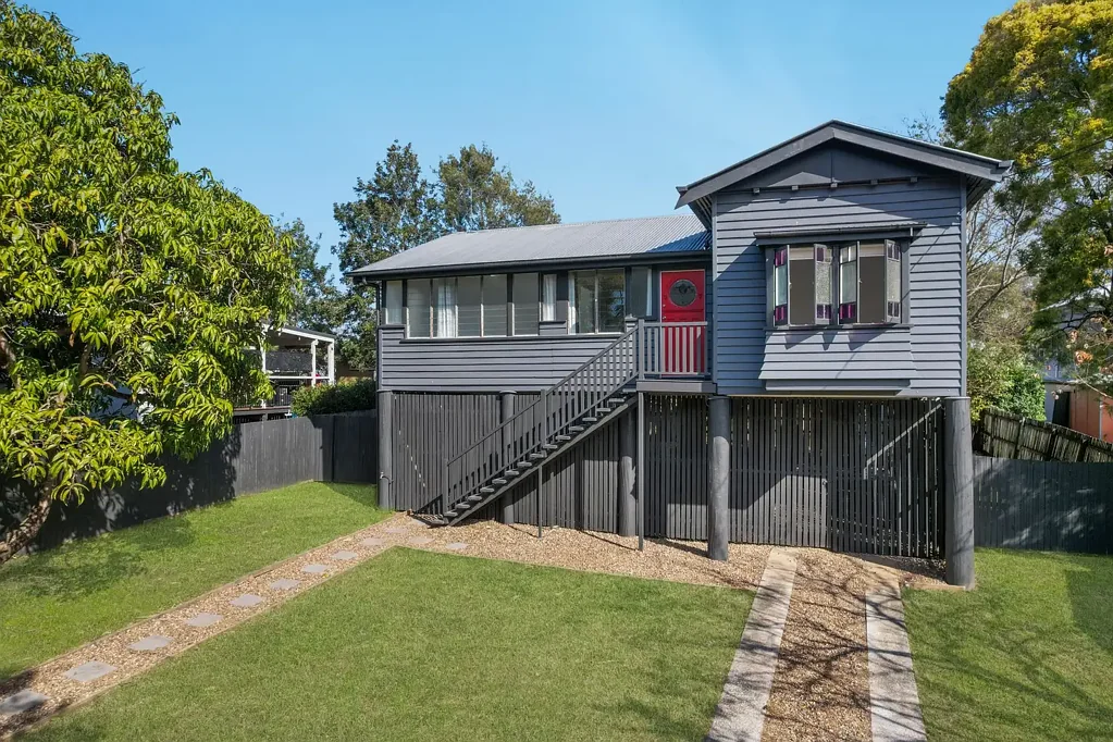 North Ipswich 3房 3卧书房宽敞  高天花板特色  开敞生活区空调  下方可建空间  靠近商店铁路市中心 CLASSIC QUEENSLANDER ON THE CBD FRINGE