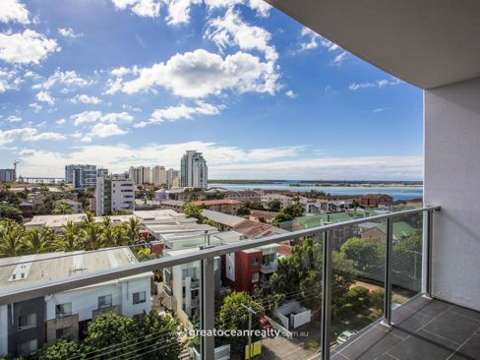 ONE ROOM SHARE A Modern 2-Bedroom Oasis with Stunning Ocean Views Near the Broadwater