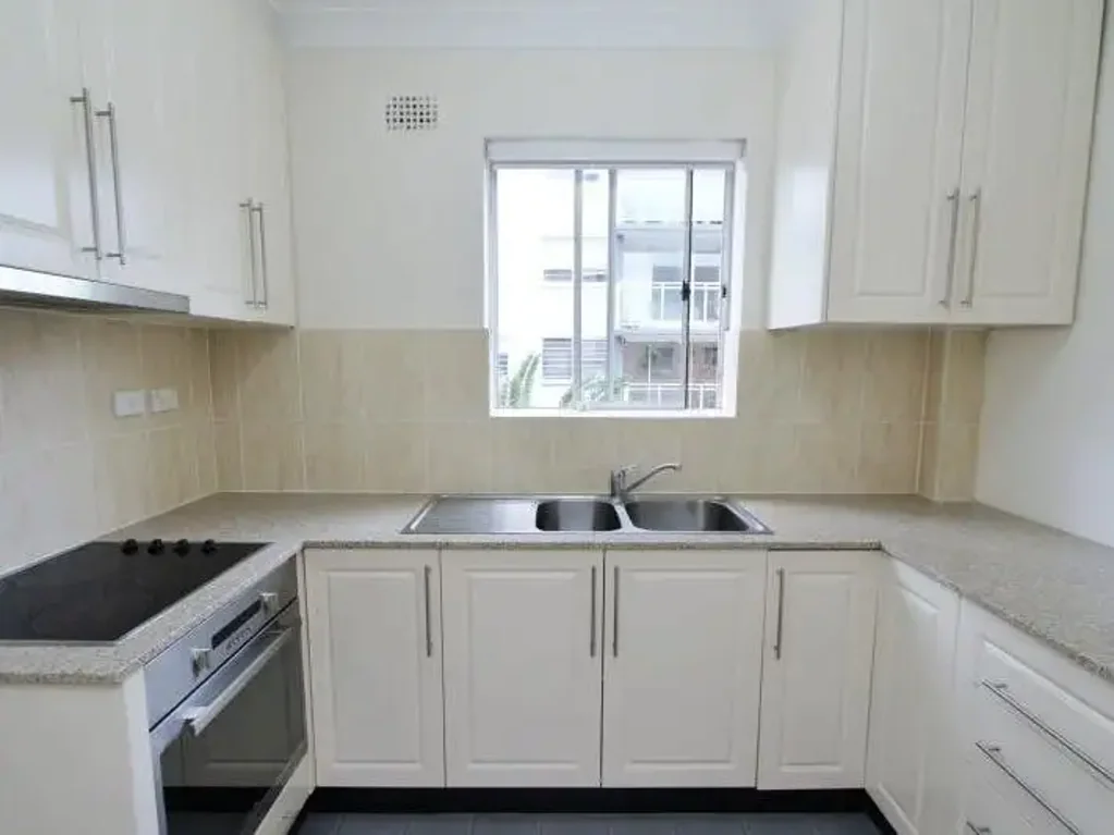 MODERN ONE BEDROOM APARTMENT WITH LOCK-UP GARAGE.