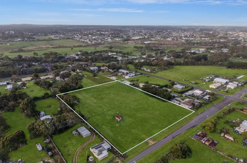 Hamilton  Small acreage close to town