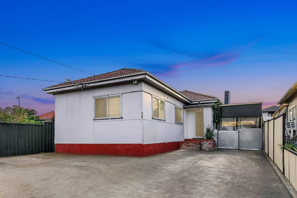 Merrylands 6房 555平米宽地块 多功能住宅 独立granny flat 高额租金回报 安静街道位置 Dual Income Opportunity or Ideal Extended Family Living