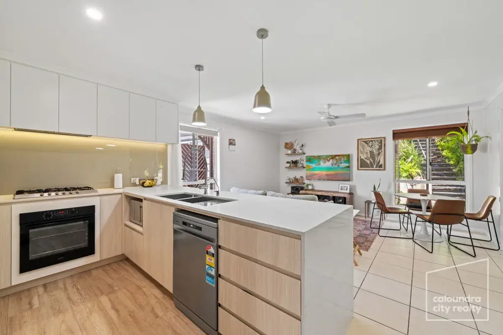 Little Mountain 4ਬੈੱਡਰੂਮ Superb Lifestyle Offering – Dual Living Options + 7 Minutes to the Beach!