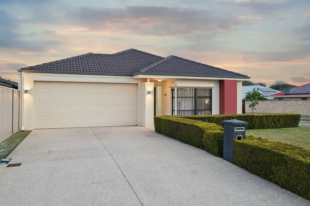 Thornlie 4Moenga Immaculate Family Living with Exceptional Entertaining Spaces