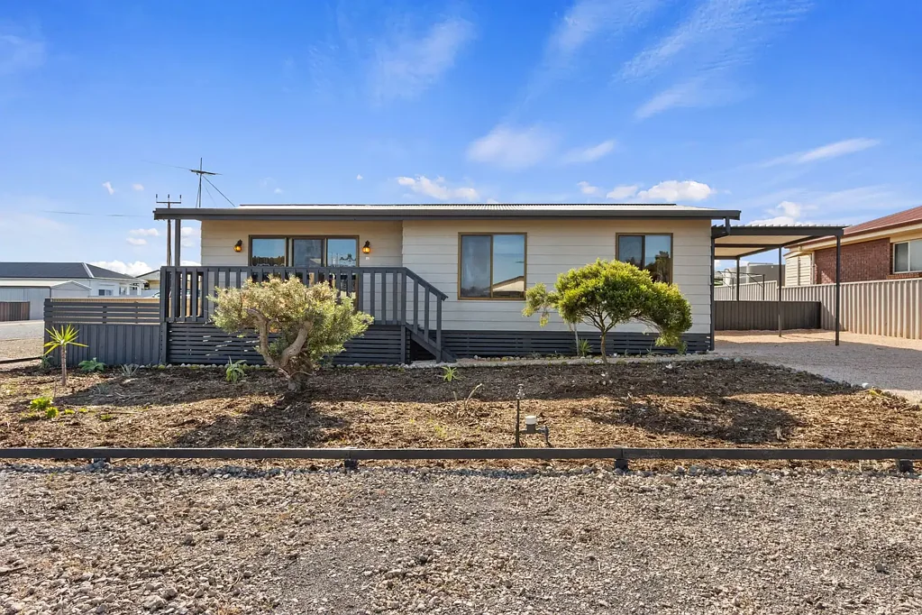 Coobowie 2 Bedroom Holiday, Invest or Retire - Updated Timber-Frame Home on 805m² Corner Allotment