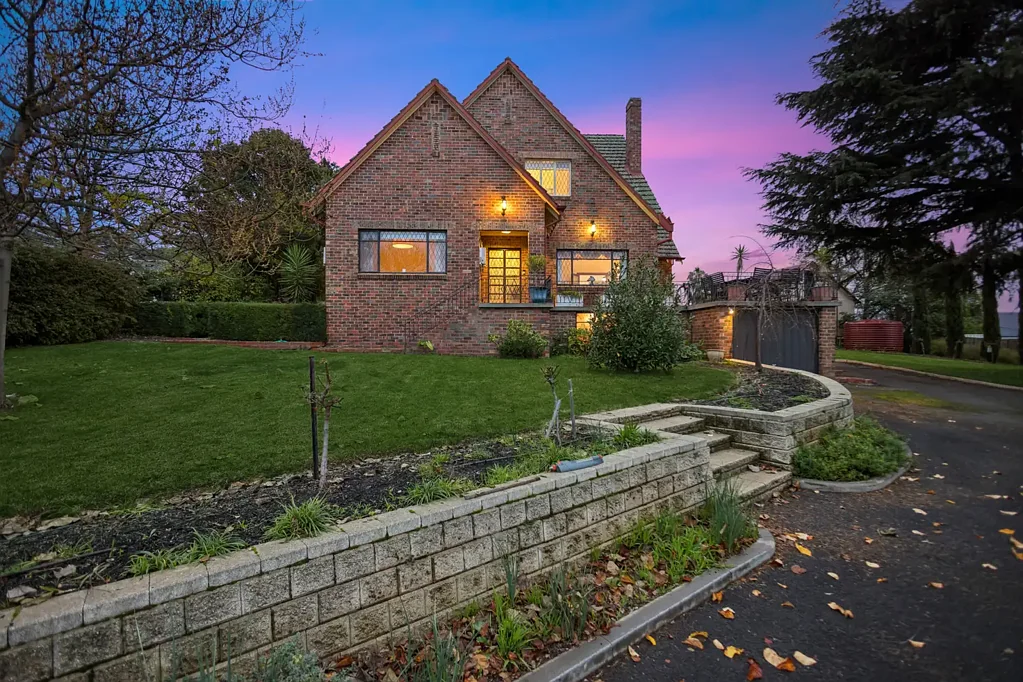 Kangaroo Flat 6房  A Rare Family Estate with Resort-Style Living