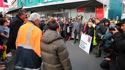 直播|大批抗议者抵达，喊话总理Jacinda，土地争议游行声势浩大