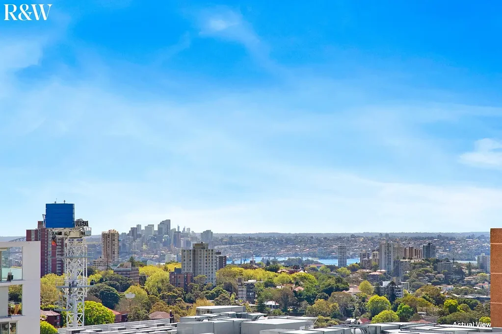 Bondi Junction 2房 顶层转角视野  北向景观开阔  明亮起居阳台  主卧套间浴室  木地板空调齐全  停车位带储物  屋顶花园休闲  步行即达商圈 ULTRA-CONVENIENT 2 BEDROOM APARTMENT IN 'BONDI CENTRAL' WITH PARKING