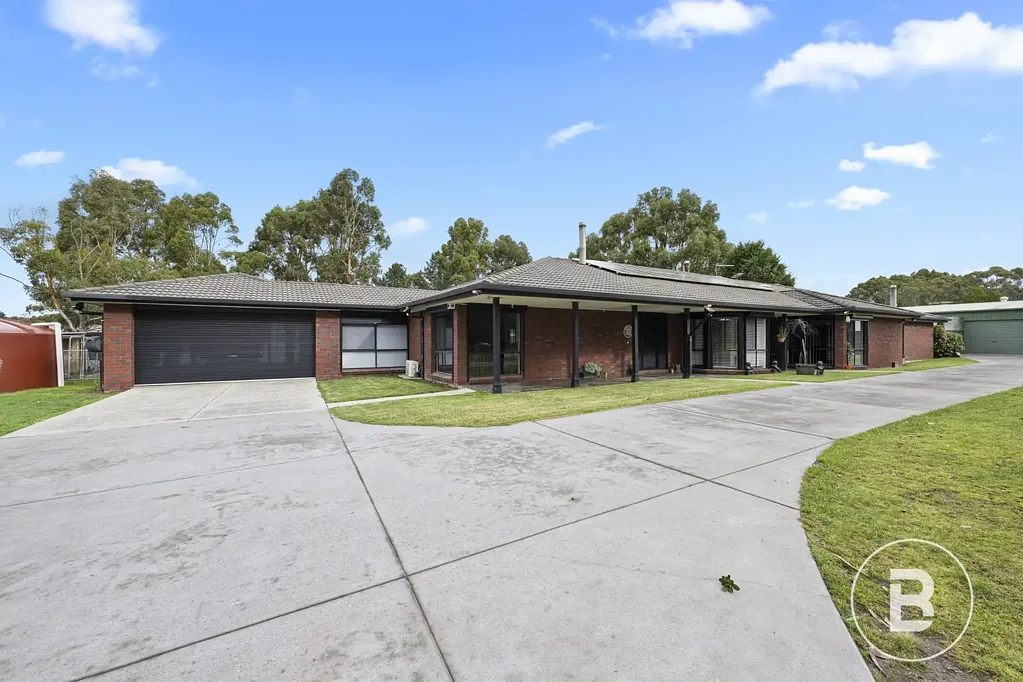 Ross Creek 5房  SPACIOUS FAMILY LIFESTYLE ON 6 ACRES (APPROX) WITH OUTSTANDING SHEDDING & RESORT-STYLE FEATURES