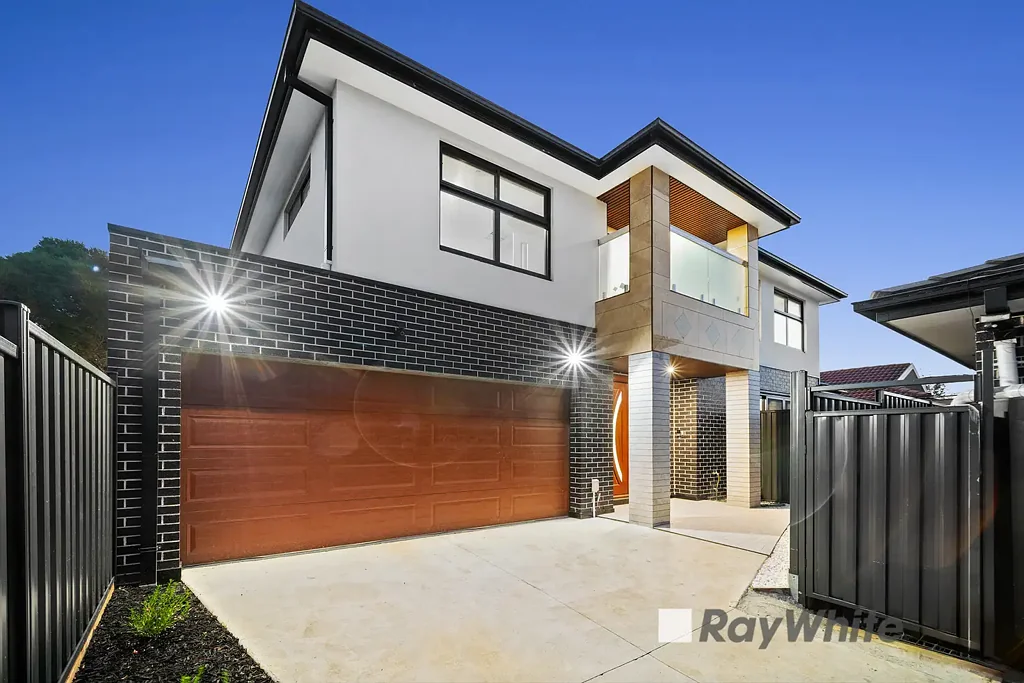 Doveton 5房 新建住宅 高级装修 两主卧带套间浴室 三卧室带内置衣柜 大理石案台面 中央供暖 蒸发式制冷 便利社区 Discover Modern Luxury and Versatile Living at 2/19 Rebecca Street, Doveton