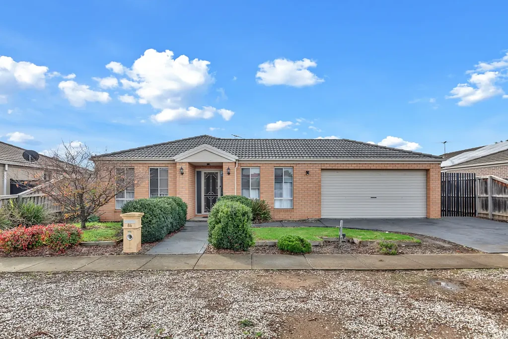 SPACIOUS FAMILY HOME WITH MULTIPLE LIVING AREAS