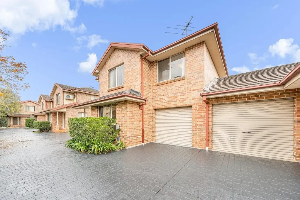 Liverpool 4房 宽敞家庭联排别墅，地处安全便利地段 Spacious Family Townhouse in a Secure, Convenient Location