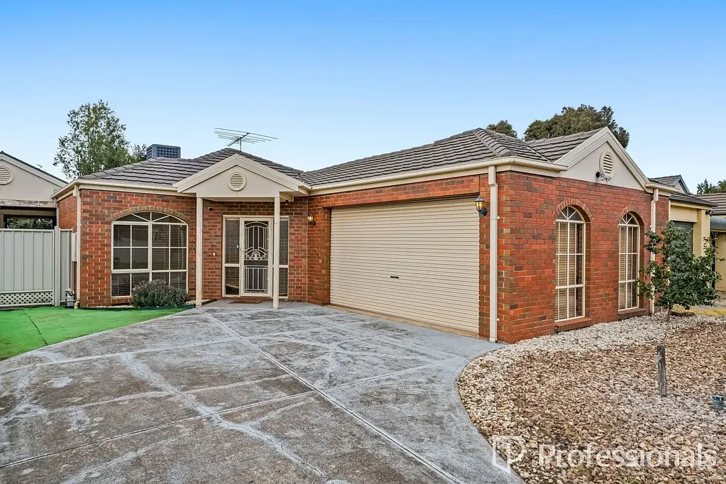 Comfort, Space & Convenience in Caroline Springs!