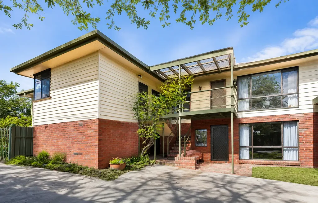 North Albury 4ห้องนอน Dual Income Opportunity on 1,081m² - House + Granny Flat Returning $850 Per Week